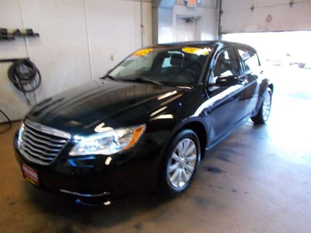 2013 Chrysler 200 Touring 4dr Sedan